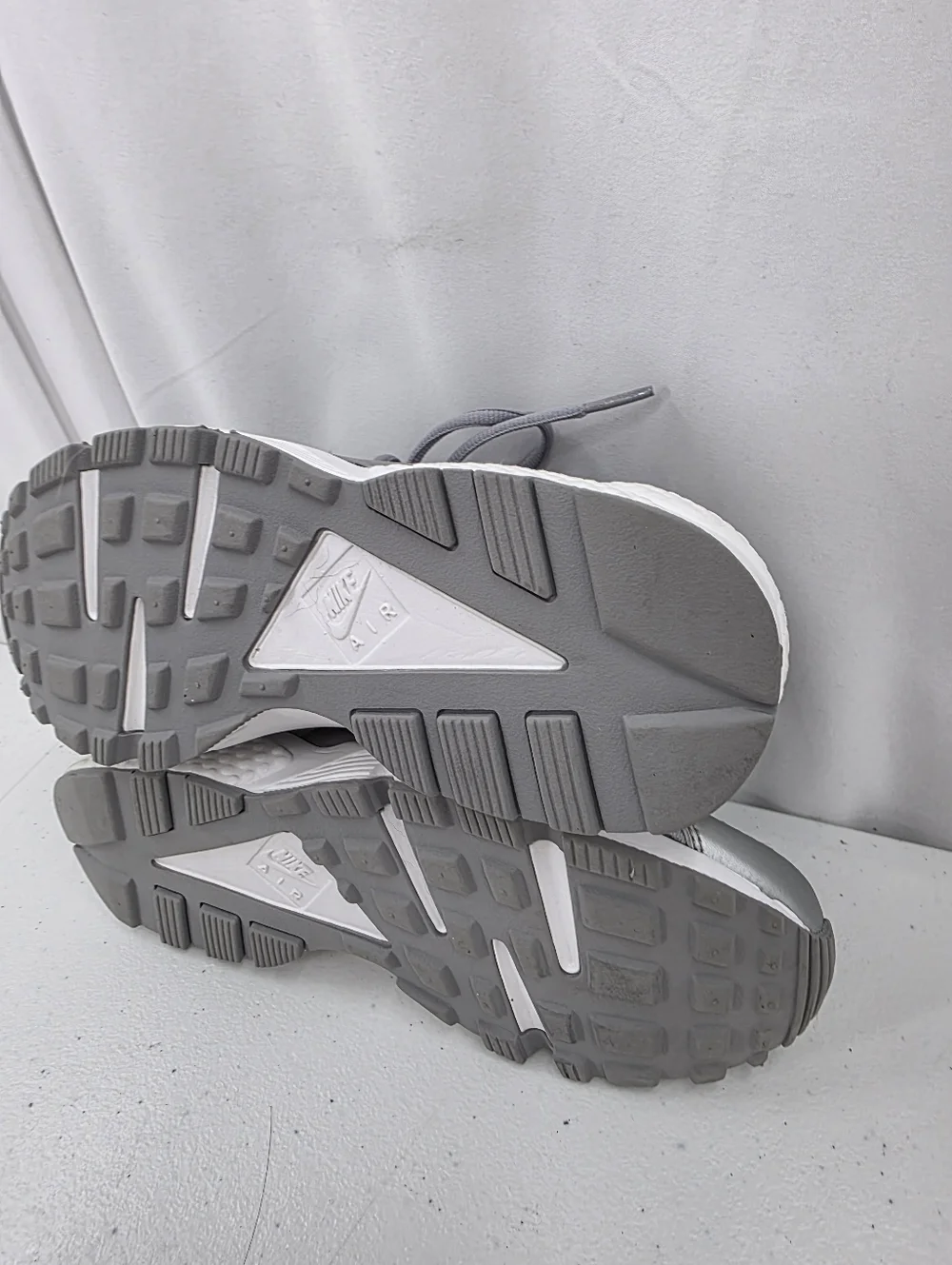 Nike Air Huarache Run SE Women Running Shoes Size 6.5 Metallic Silver 859429-002